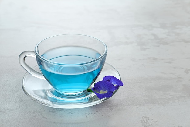 Foto der teh telang schmetterlingsblütentee ist ein kräutertee, der aus dem aufguss der clitoria ternatea-blume hergestellt wird