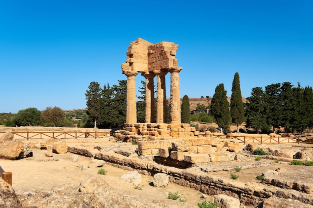 Der Tempel der Brüder Castor und Pollux Dioscuri Tal der Tempel in Agrigento Sizilien Italien