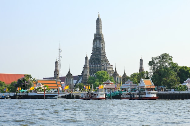 Der Tempel der Dämmerung, Wat Arun, auf dem Chao Phraya in Bangkok, Thailand