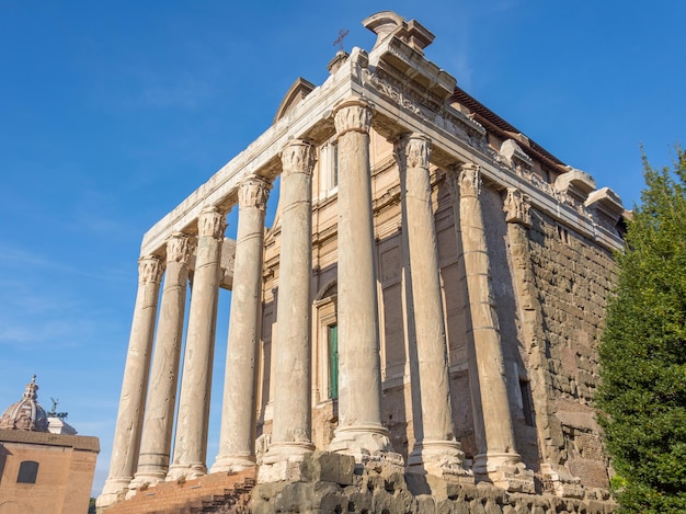 Der Tempel des Antoninus und der Faustina ist ein antikes römisches Forum Romanum