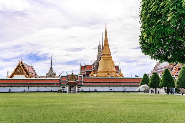 Der Tempel des Smaragdbuddha oder Wat Phra Kaew ist ein berühmter Ort für Touristen