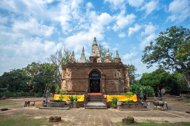 Der Tempel gegen den bewölkten Himmel