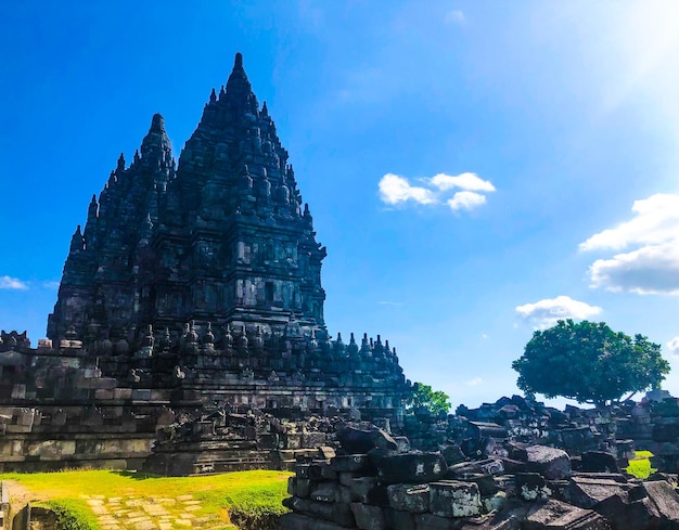 Der Tempel von Angkor Wat ist ein Tempel inmitten eines Feldes.