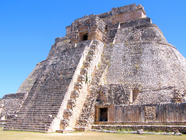 Der Tempel von Kukulcan an der archäologischen Fundstätte Chichen Itza, Mexiko. Seitenansicht