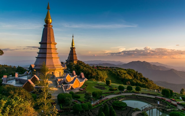 Der Tempel wird beim Sonnenuntergang gegen den Himmel gebaut.