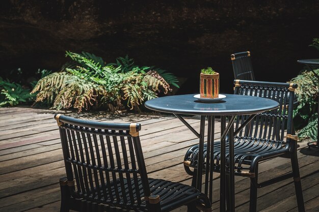 Der Tisch im Wald mit Sonnenlicht