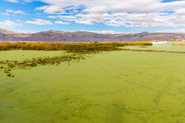 Der Titicaca-See in Südamerika liegt an der Grenze zwischen Peru und Bolivien. Er liegt 3812 m über dem Meeresspiegel und ist damit einer der höchsten kommerziell schiffbaren Seen der Welt