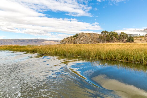 Der Titicaca-See in Südamerika liegt an der Grenze zwischen Peru und Bolivien. Er liegt 3812 m über dem Meeresspiegel und ist damit einer der höchsten kommerziell schiffbaren Seen der Welt