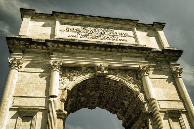 Der Titusbogen im Forum Romanum Rom