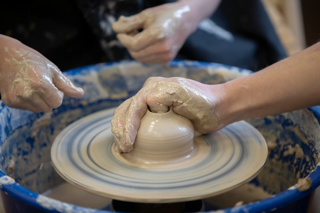 Der Töpfer bringt dem Kind das Handwerk bei