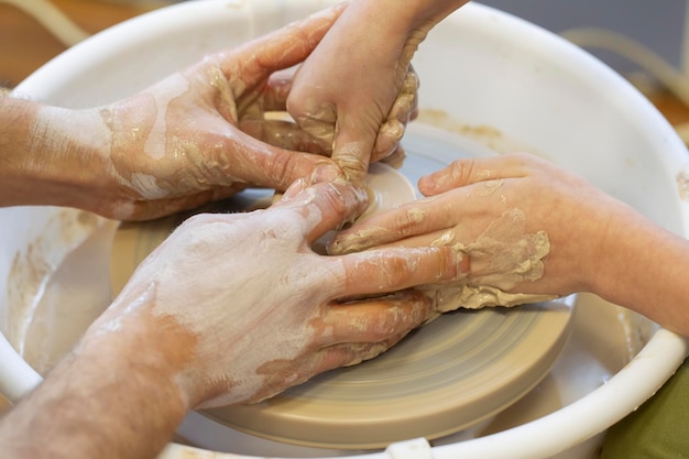 Der Töpfer bringt dem Kind das Handwerk bei