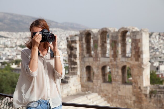 Der Tourist in der Nähe der Akropolis von Athen Griechenland