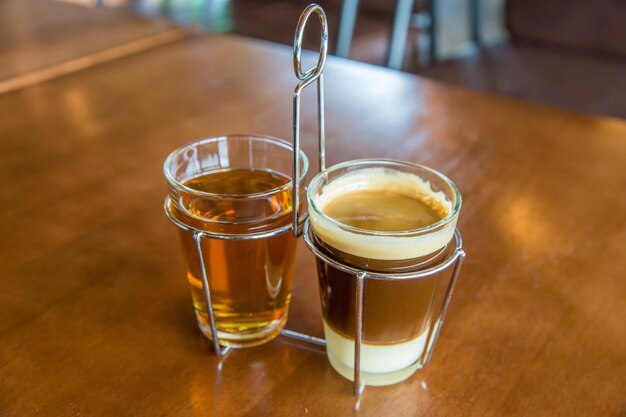 Der traditionelle thailändische Kaffee im Glas auf dem Tisch