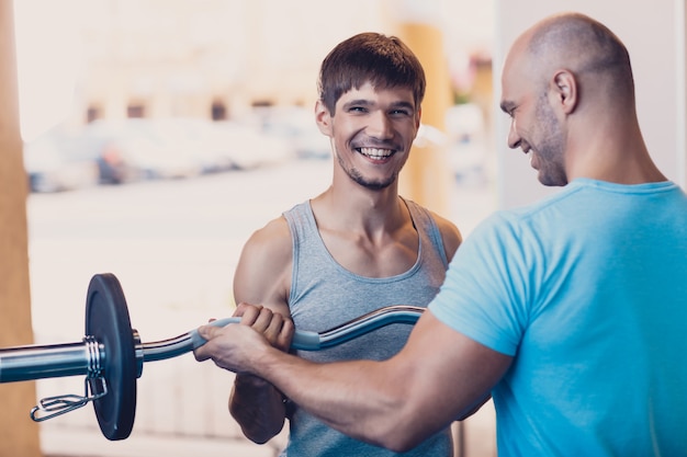 Der Trainer kontrolliert die körperliche Übung des Mannes