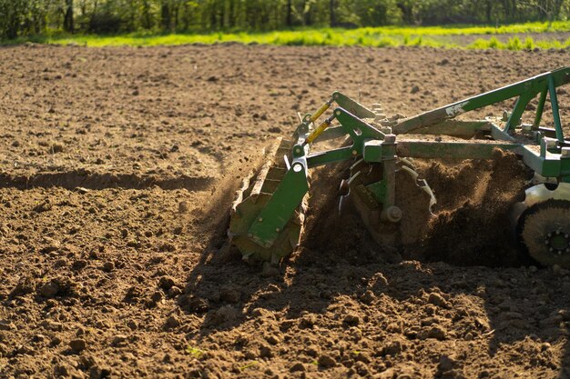 Der Traktor fährt über das Feld und kultiviert das Land