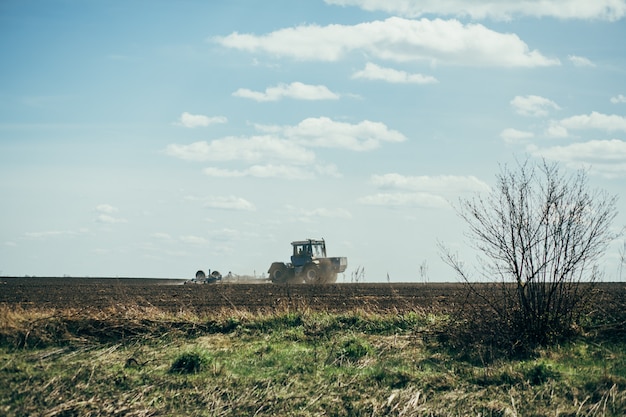 Der Traktor führt Arbeiten vor Ort durch