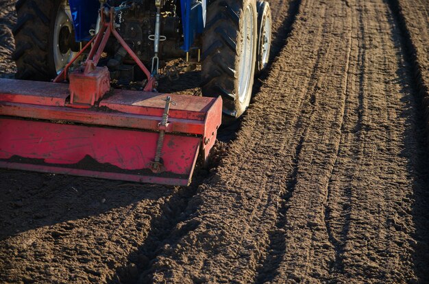 Der Traktor-Grubber zerkleinert und mischt den Boden und verleiht ihm Weichheit und Feuchtigkeit