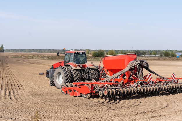 Der Traktor-Harvester bei der Arbeit auf dem Feld