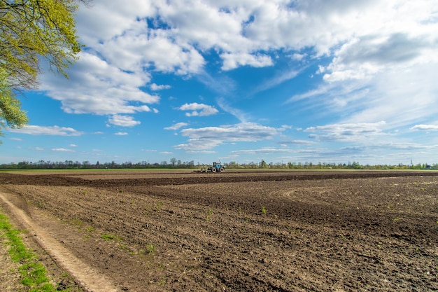 Der Traktor pflügt den Boden auf dem Feld. Selektiver Fokus