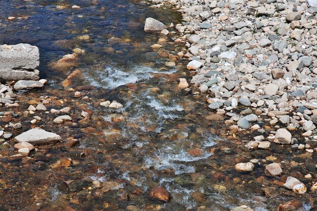 Foto der trockene fluss in asenovgrad in bulgarien