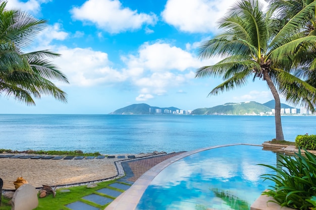 Der türkisfarbene Pool am Meer. Schöne Landschaft, blaues Meer und Himmel mit weißen Wolken