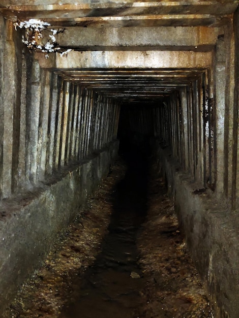 Der Tunnel des unterirdischen Abwassersammlers mit perspektivisch sichtbaren Rippenwänden