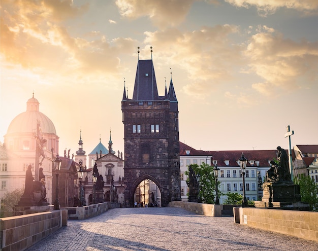 Der Turm der Karlsbrücke in Prag bei Sonnenaufgang Tschechische Republik