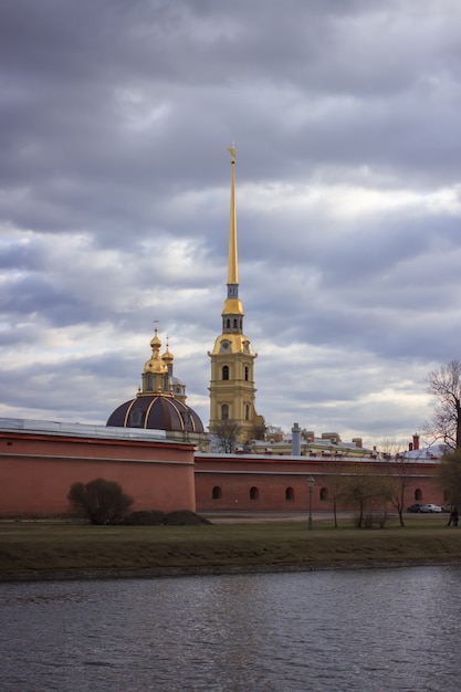 Der Turm der Peter-und-Paul-Festung im Hintergrund Aprilhimmel