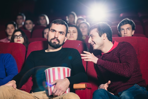 Der Typ im Kino, der einen Film sieht, stört die Unterhaltung