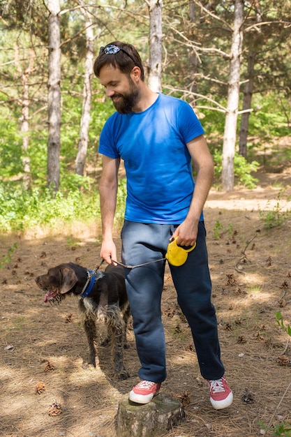 Der Typ mit dem Hund im Park, deutscher Jagdwächter Drahthaar