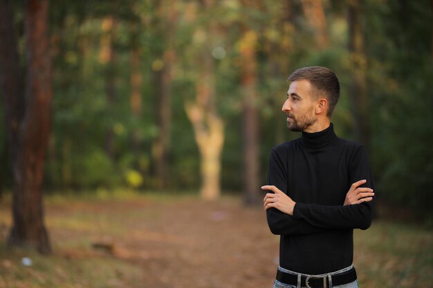 Der Typ schaut weg Platz für Ihren Text Fröhlicher Kerl Mensch von Natur aus Kerl auf einem Spaziergang im Herbst