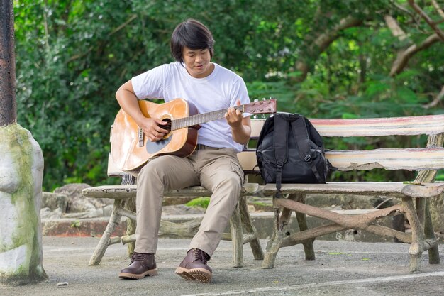 Der Typ spielt Gitarre, Outdoor, Cargohosen