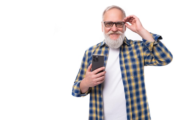 Der überraschte, grauhaarige Rentner mittleren Alters mit Schnurrbart beherrscht die Technik