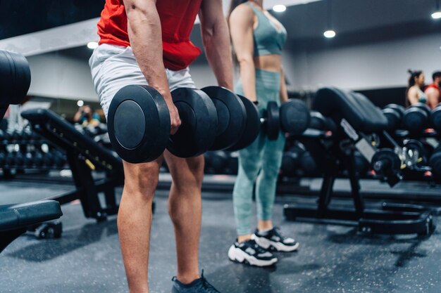 Der untere Teil der Frau trainiert im Fitnessstudio