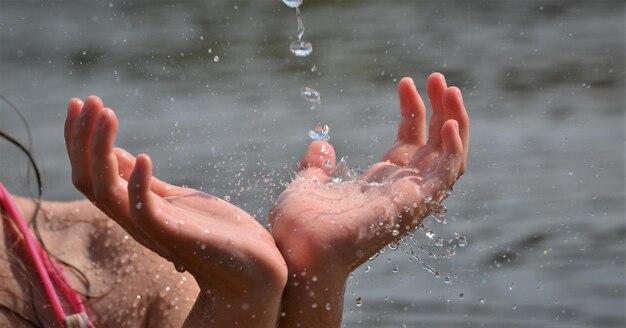 Foto der untere teil des mannes spritzt mit wasser