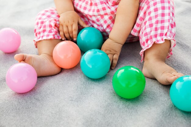 Foto der untere teil eines mädchens, das mit ballons spielt