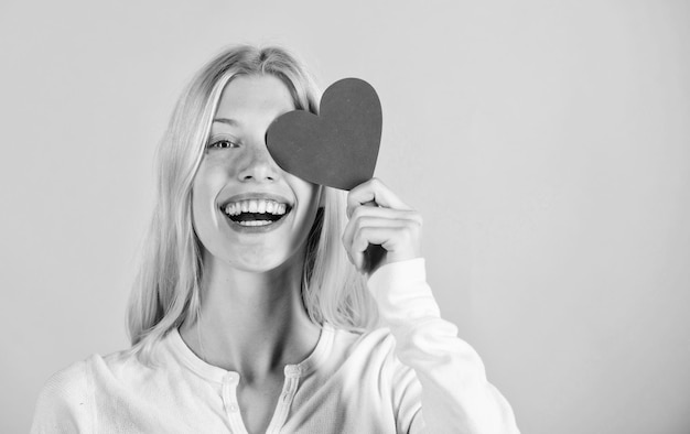 Der Valentinstag wird traditionell als wichtiger für Frauen angesehen. Frau feiern die Liebe. Mädchen verlieben sich fröhlich in die Liebe