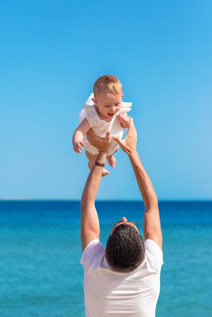 Der Vater wirft das Baby gegen das Meer