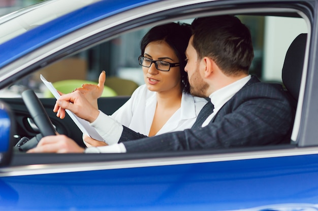 Der Verkäufer und der Käufer in der Auto Show