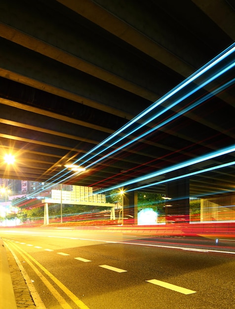 Der Verkehr verläuft durch den Tunnel