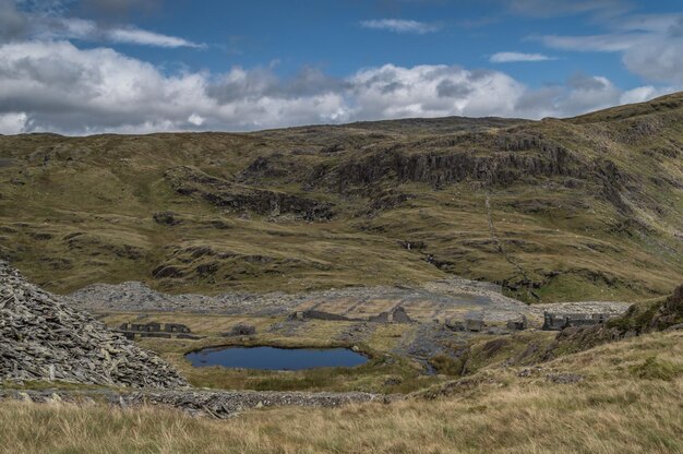 Foto der verlassene schieferbrunnen cwmorthin in blaenau ffestiniog in snowdonia wales