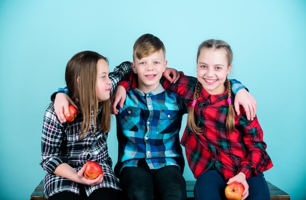 Der Verzehr von Obst und Gemüse kommt der Gesundheit von Kindern zugute. Süße kleine Kinder halten rote Äpfel in der Hand. Apfel ist ein gesundes Lebensmittel. Natürliche Lebensmittel sind gut für die Gesundheit von Kindern. Reformhaus