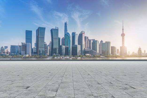 Der vordere Platz des modernen Bürogebäudes im Shanghai Financial District,