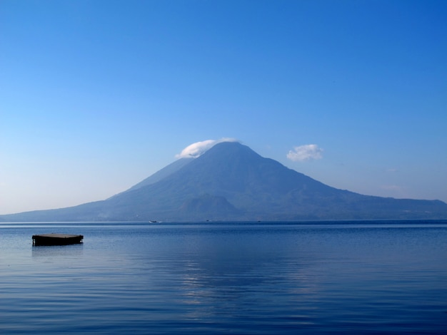 Der Vulkan am Atitlan See in Guatemala