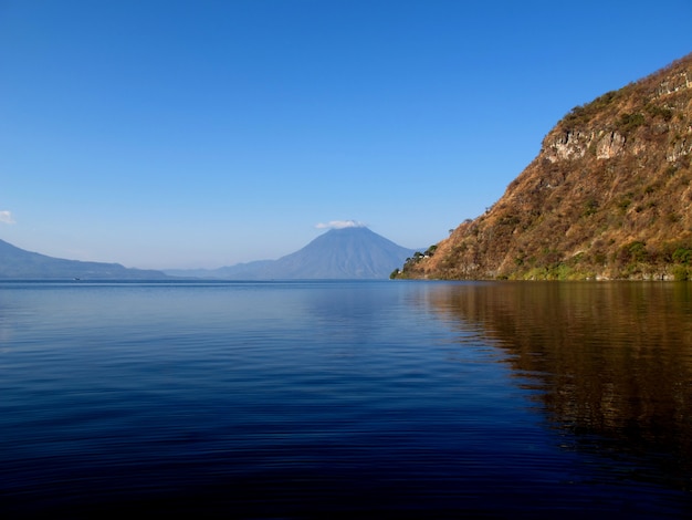 Der Vulkan am Atitlan See in Guatemala