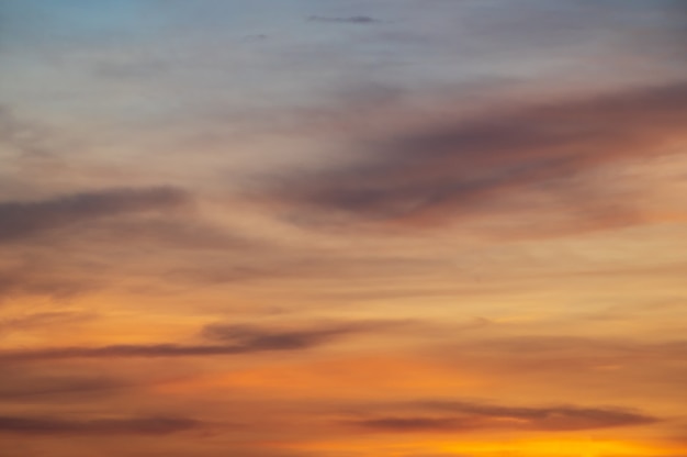 Der warme Sonnenschein vor dem Sonnenaufgang am Morgen auf dem Land