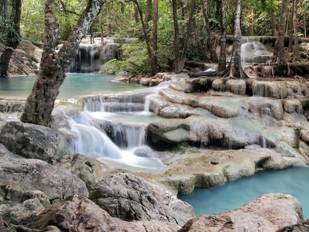 Der Wasserfall, der in das Wasser fließt, ist blau