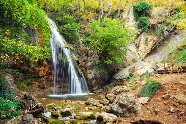 Der Wasserfall Djur-djur befindet sich am Fluss Ulu-Uzen auf der Krim. Frühlingsbach fließen. Naturzusammensetzung.