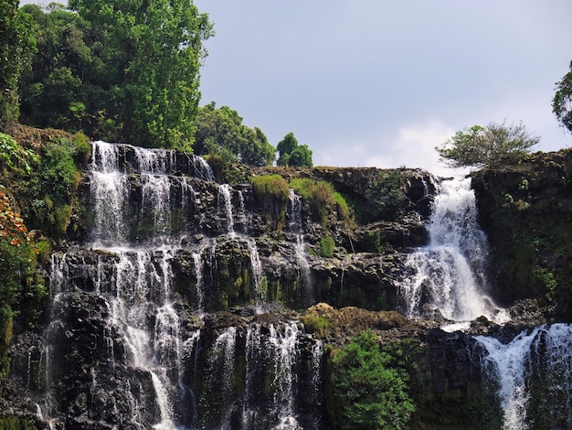 Der Wasserfall im Dschungel Laos