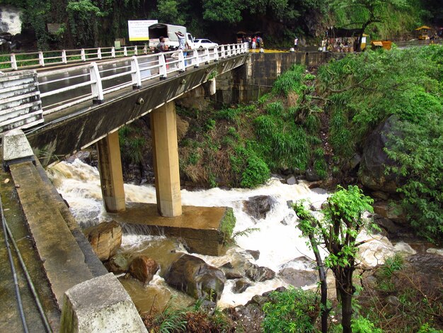 Der Wasserfall in den Bergen von Sri Lanka